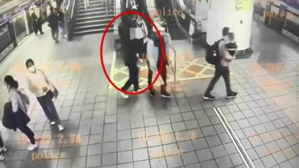 <strong>一名男子昨晚在台北車站B1商店，邊走邊偷噴辣椒水。（圖／翻攝畫面）</strong>