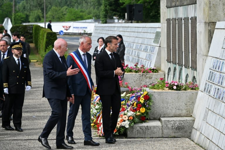 El presidente de Francia, Emmanuel Macron (drcha.), flanqueado por el alcalde de Tulle, Bernard Combes (c), rinde homenaje el 10 de junio de 2024 a 99 civiles ahorcados por un comando nazi durante la Segunda Guerra Mundial (Caroline Blumberg)