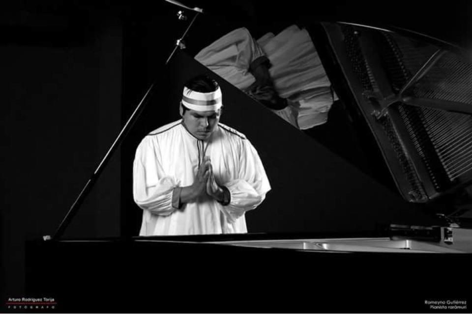 Foto de Romeyno Gutiérrez frente a un piano antes de ofrecer un concierto.