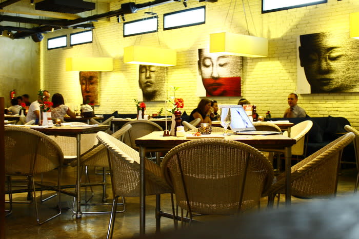 Koi Kemang: The interior design is very trendy, the restaurant is spacious, and the atmosphere is cozy.