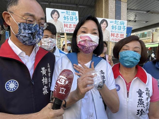 國民黨高雄市長候選人柯志恩7日上午前往高雄三民區獅湖早市拜票，有支持者特別在父親節前夕贈送柯志恩一枚「福」字硬幣，讓她熱淚盈眶，數度哽咽向支持者道謝。（洪浩軒攝）