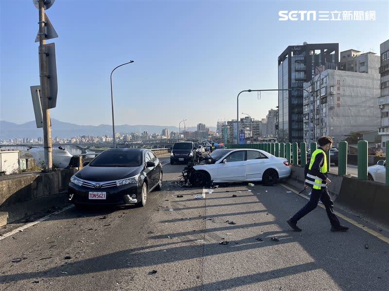 警方到場釐清車禍原因。（圖／翻攝畫面）