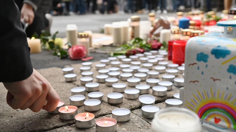 Trauernde zünden nach der Amokfahrt mit fünf Toten in Trier an der Porta Nigra Kerzen an. Zahlreiche Menschen gedenken hier der Opfer der Amokfahrt eines 51-jährigen Mannes durch die Innenstadt.