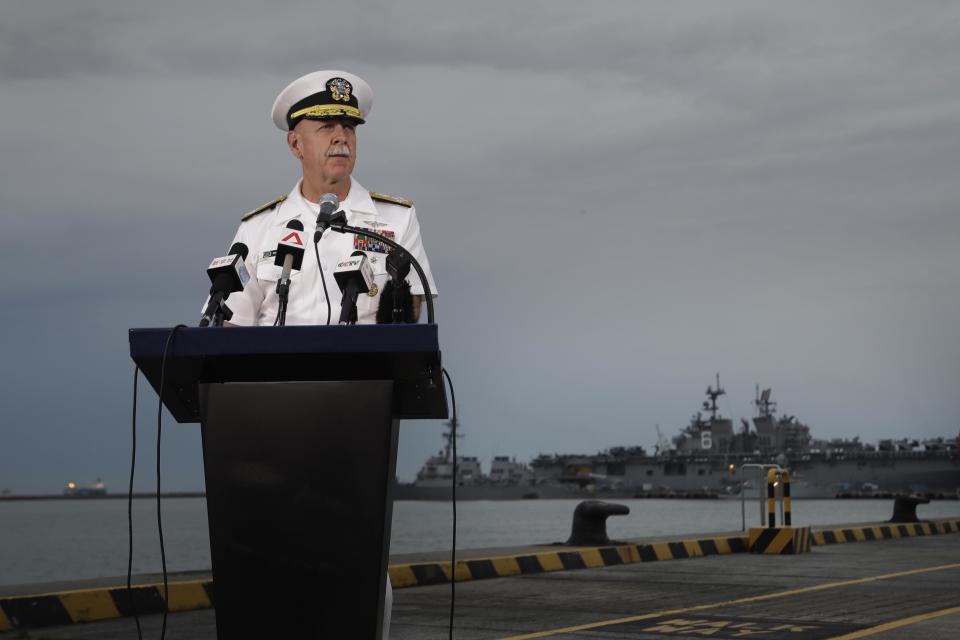 <p>Der Kommandant der U.S. Pazifikflotte, Scott Swift, beantwortet auf einer Pressekonferenz Fragen. Im Hintergrund sind die Schiffe USS John S. McCain und USS America zu sehen. Die USS John S. McCain war vor kurzem in Singapur mit einem Öltanker kollidiert, es gab mehrere Todesopfer. Offiziell werden immer noch zehn US-Soldaten vermisst. (Bild: (AP Photo/Wong Maye-E) </p>