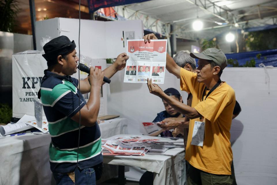 印尼動用500萬名選舉志工進行總統大選投開票工作。路透社