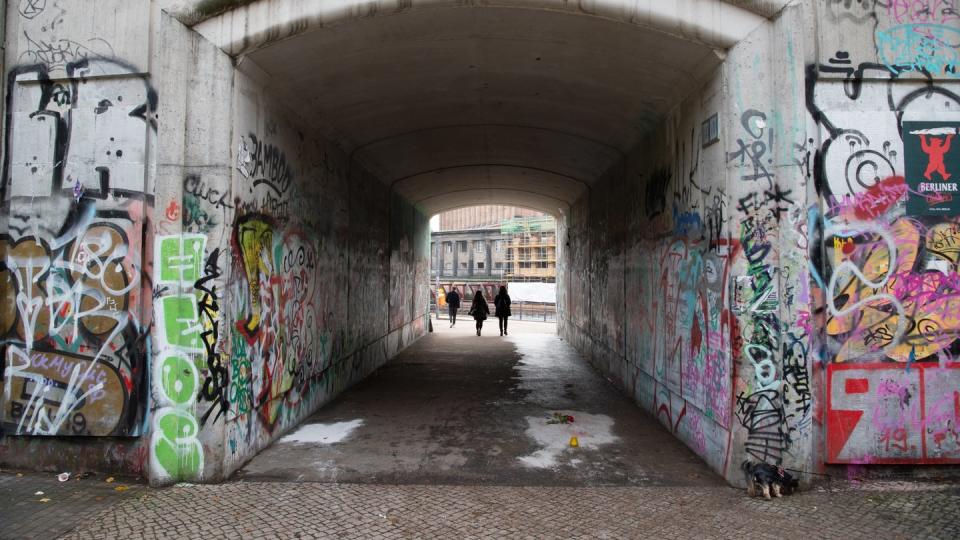 Menschen gehen durch die Unterführung zum Monbijoupark in Berlin-Mitte, in der Unbekannte eine Rose und eine Kerze abgelegt haben. Der 13-Jährige war hier bei einem Streit tödlich verletzt worden.