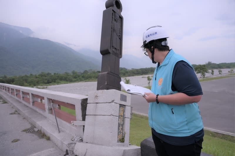 花蓮地震  國福大橋損壞待修 花蓮23日凌晨連續發生多起地震，國福大橋東端橋頭 處原住民風的裝置藝術被震歪斜、基座與橋面脫離， 市長魏嘉彥（圖）到場勘察。 （花蓮市公所提供） 中央社記者李先鳳傳真  113年4月23日 