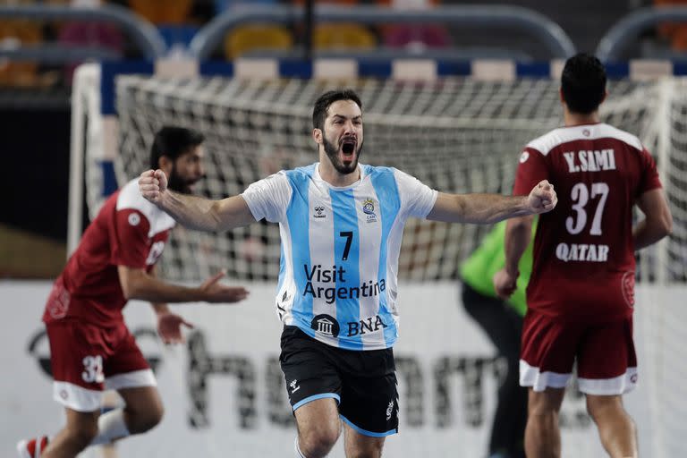 El argentino Ignacio Pizarro celebra durante el partido del Campeonato Mundial de Balonmano contra Qatar en El Cairo, Egipto, el lunes. 25 de enero de 2021