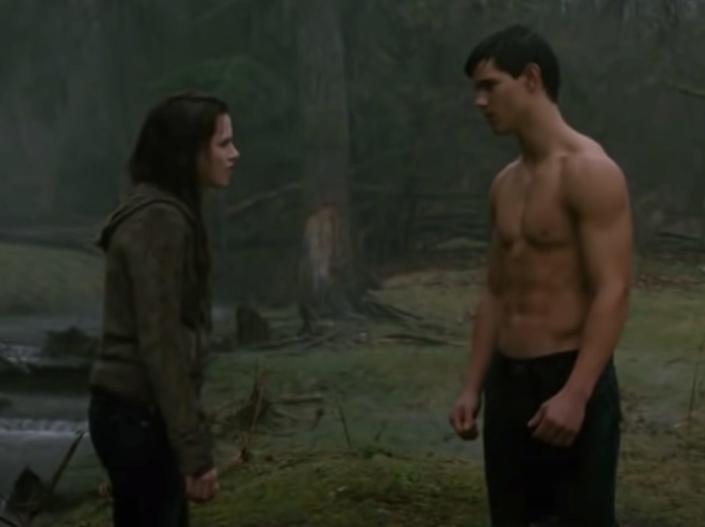 Bella and Jacob standing talking in rain in New Moon