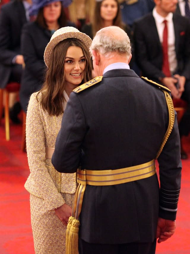 <p>The actress wore a Chanel suit and hat for the big event.</p>