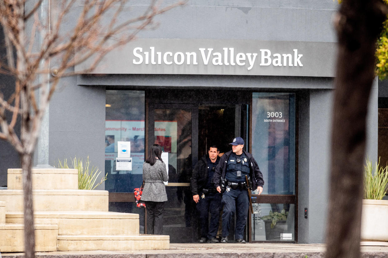 La Silicon Valley Bank en faillite, l’argent déposé pourra être retiré en intégralité (Photo de l’entrée du siège de la Silicon Valley Bank à Santa Clara en Californie, gardée par des agents de police le 10 mars 2023) 