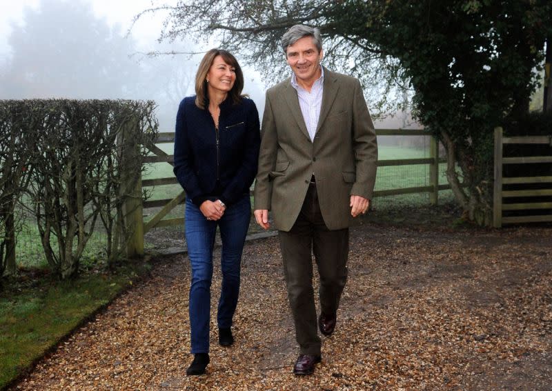 Carole und Michael im Jahr 2010 bei ihrem Heim in Bucklebury, nachdem Kate und William ihre Verlobung verkündet hatten. (Bild: PA)