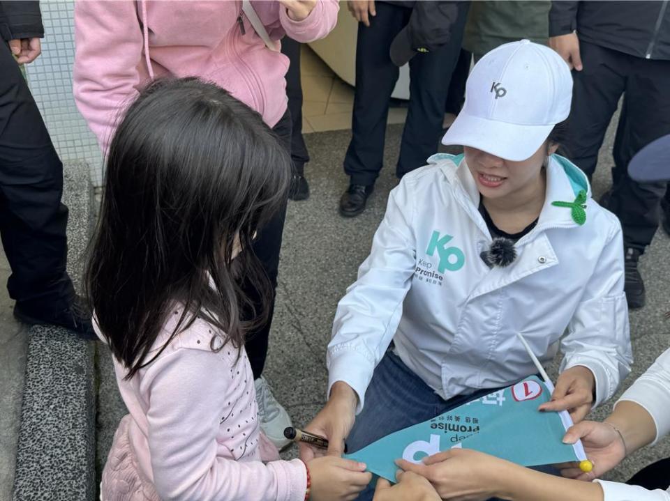 民眾黨副總統候選人吳欣盈（右，白衣）7日到台中車掃，並在北屯區東東芋圓休息，大批支持者到場，還有民眾帶著孩子來支持。（潘虹恩攝）