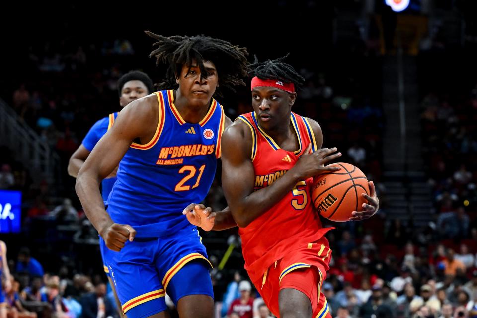 Jayden Quaintance (21) guards Vazoumana Diallo (5) during the McDonald's All American Game on April 2, 2024 in Houston, Texas.