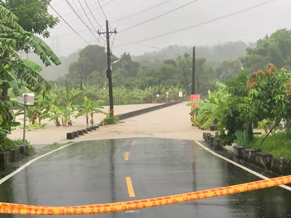 因大雨影響，台南左鎮地區有多處坍方、樹倒、淹水、橋沒等狀況發生。   圖：翻攝我愛左鎮臉書粉專