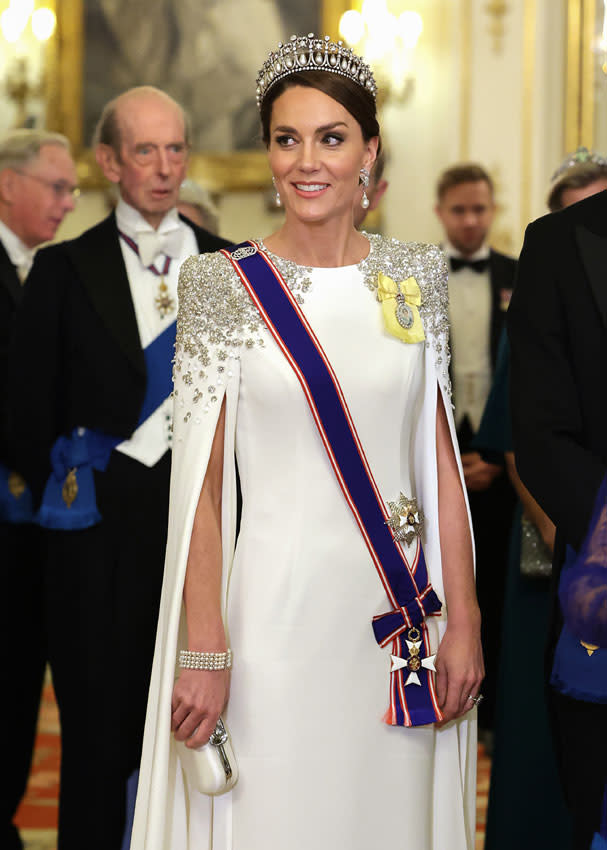 Kate Middleton brilla con un vestido de hombreras con lentejuelas y estrellas