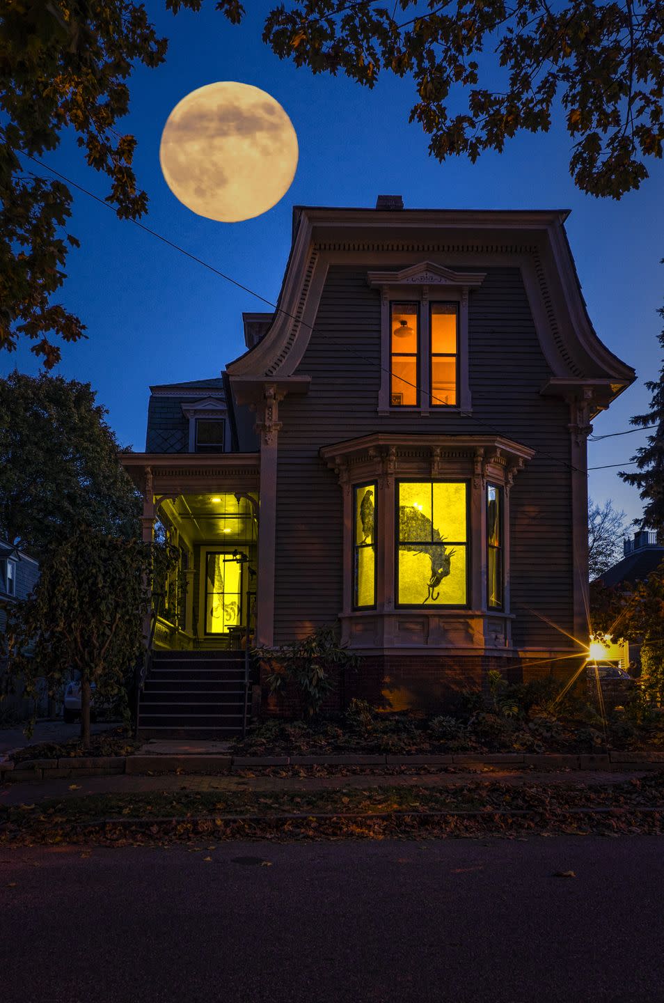 <p><strong><em>What year will have the next Halloween with a full moon?</em></strong></p><p><strong>Answer:</strong> 2039. The previous Halloween with a full moon was just in 2020 and after this year, so you'll have to wait another 18 years to see another full moon on Halloween night.</p>