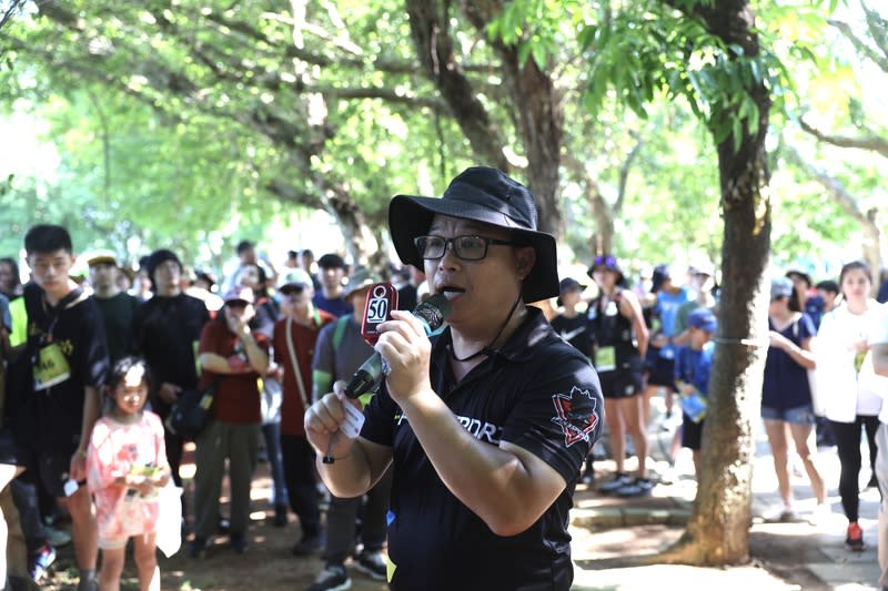 黑熊學院「定向解謎挑戰賽」（3） 黑熊學院29日在台北榮星花園舉辦「黑熊定向解謎挑 戰賽」，工作人員向參與者講解遊戲規則。 中央社記者趙世勳攝　113年6月29日 