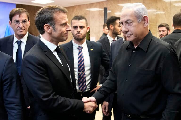 El primer ministro israelí, Benjamin Netanyahu, recibió al presidente francés, Emmanuel Macron, en Jerusalén, el 24 de octubre de 2023. (Foto AP/Christophe Ena, Pool)