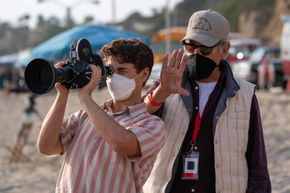 Gabriel LaBelle (izquierda) y el co-guionista/productor/director Steven Spielberg (derecha) en el set de 'Los Fabelmans' (Foto: Merie Weismiller Wallace/Universal Pictures and Amblin Entertainment)