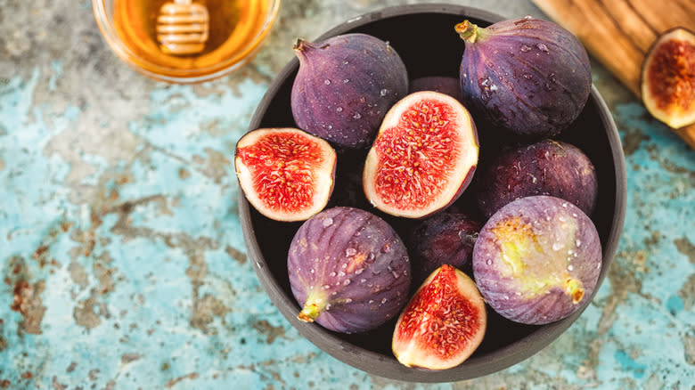 Figs in bowl