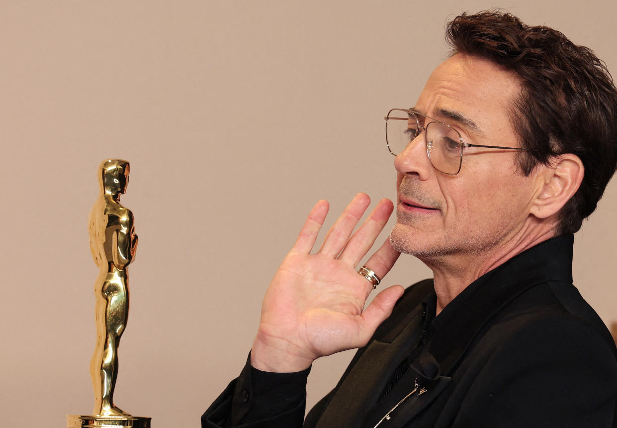 Robert Downey Jr. mit seinem Oscar. (Bild: REUTERS/Carlos Barria)