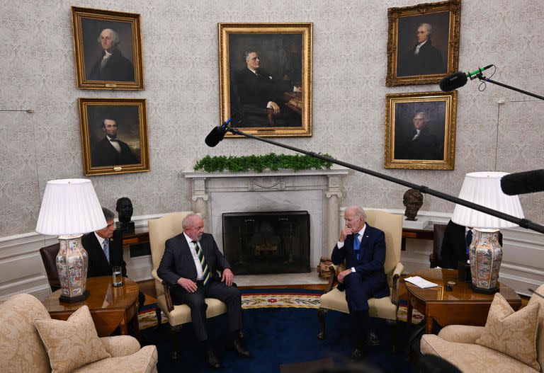 Joe Biden y Luiz Inacio Lula da Silva, en el Salón Oval. (ANDREW CABALLERO-REYNOLDS / AFP)