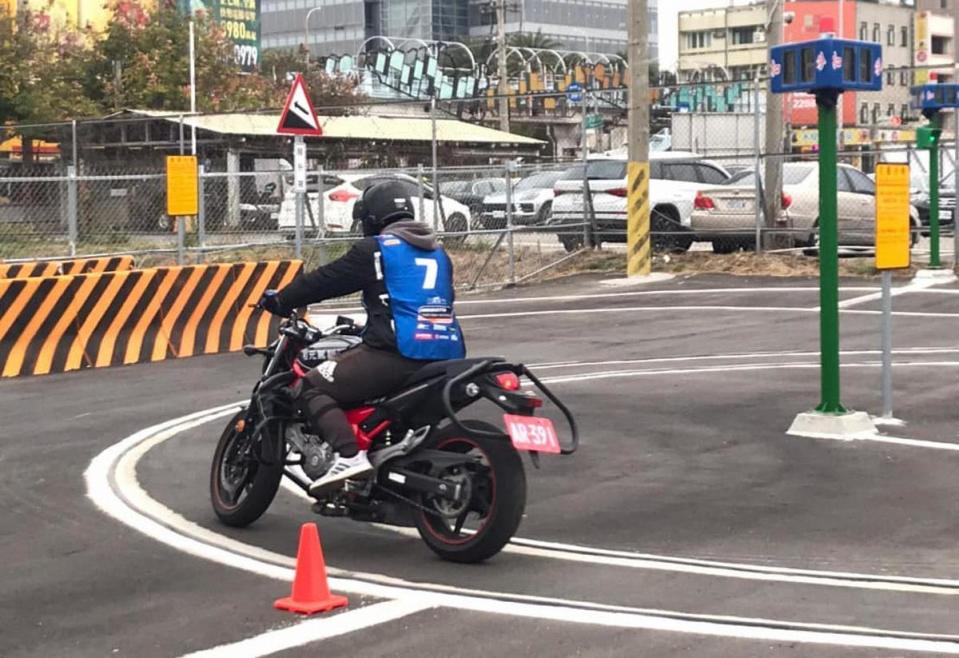 定圓顧名思義，就是要騎著重機騎進右前方、窄窄的圓形車道繞行，順、逆時針各一圈，不得壓線，考驗的是操舵的熟練性與控車的穩定性，這個時候稱為「逆操舵」的技巧就很重要了。（照片提供：恒典摩托訓練學院）