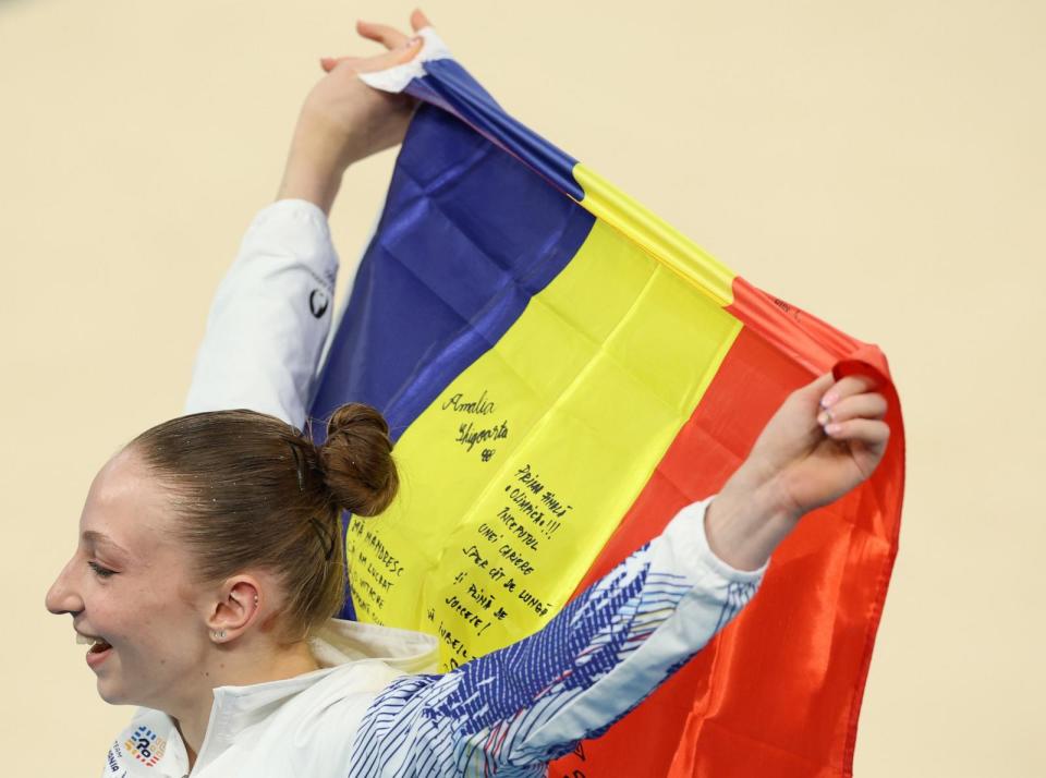 IMAGINE: Ana Barbuso din România sărbătorește crezând că tocmai a câștigat bronzul în finala de exerciții de podea pentru femei la gimnastică artistică la Jocurile Olimpice din 2024 de la Paris, la câteva secunde după ce a descoperit recuperarea lui Jordaan Chiles. (Mikael Shafe / ZUMA Press Wire prin Shutterstock)