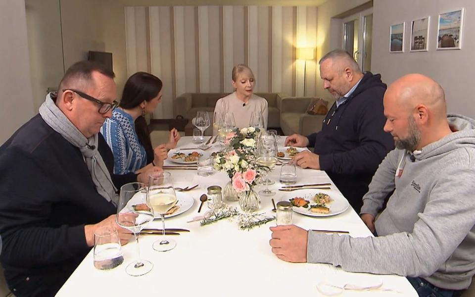 Mit einem Dreierlei vom Saibling beginnt die Dinner-Woche in Potsdam, von links: Klaus, Fanny, Gastgeberin Anett, Gero und Chris.
 (Bild: RTL)