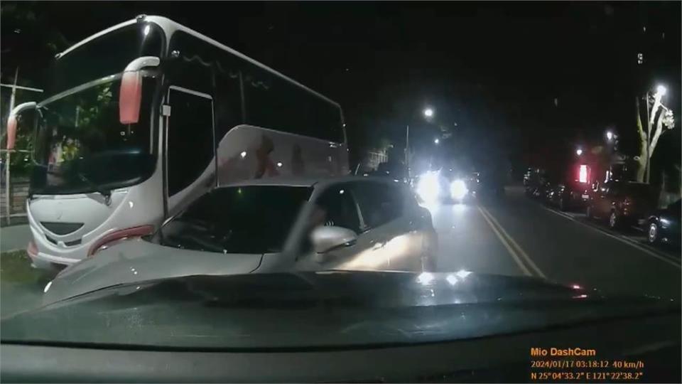 惡煞撂人堵仇家砸車　衝撞警車落跑仍遭逮