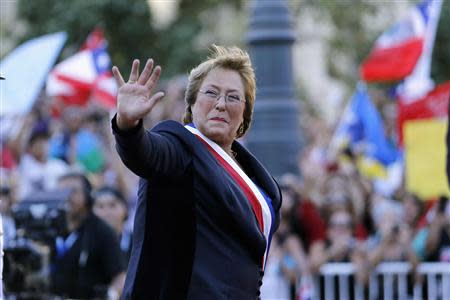 Chile's new president Michelle Bachelet waves to the crowd as she arrives at the La Moneda presidential palace after being sworn into office, in Santiago March 11, 2014. REUTERS/Ivan Alvarado