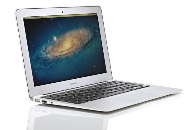 <b>2008 – Das Macbook Air</b><br><br>Dünner, leichter, stylisher: Das Macbook Air ist die edle und portable Variante des Macbooks. Die Konkurrenz braucht Jahre, um unter dem Namen Ultrabook ähnliche Geräte auf den Markt zu bringen. Wie alle Apple-Laptops läuft auch das Macbook Air mit dem seit dem Jahr 2000 existierenden Betriebssystem OS X, das ein Grundstein des Erfolgs von Apple ist. (Bild: David Caudery/Future Publishing/Rex Features)