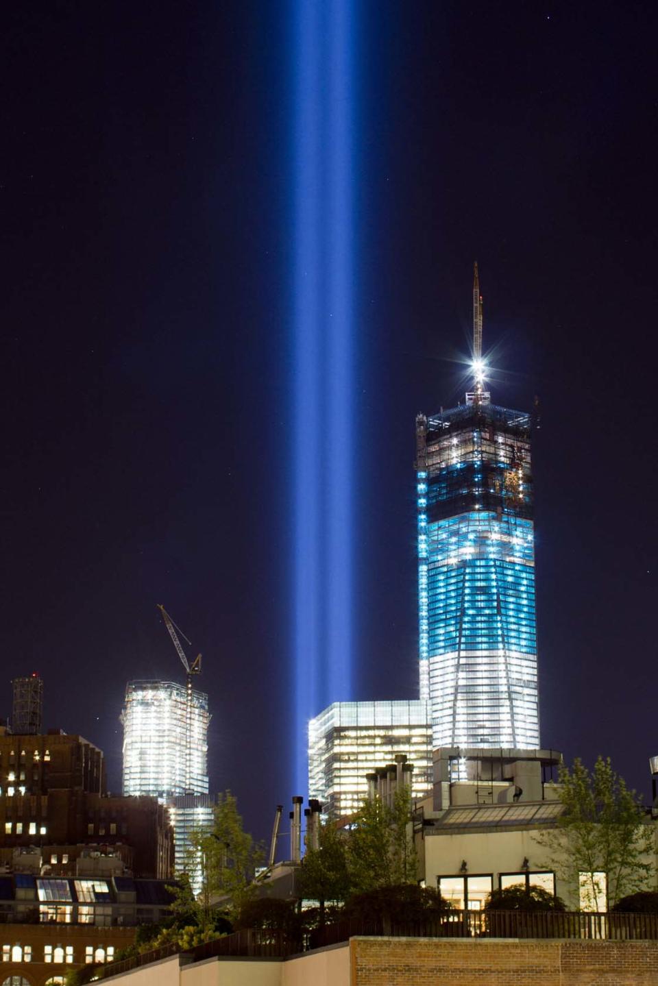 El memorial del 9-11 también recuerda la existencia de las Torres Gemelas, con chorros de luz que se ven desde toda el área triestatal. Afton Almaraz/Getty Images