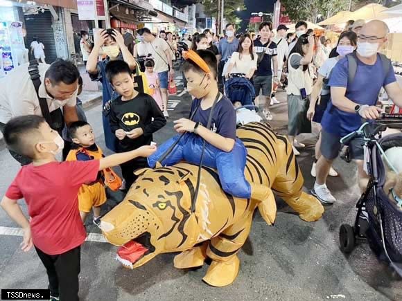 南市海安觀光商圈萬聖節派對今年擴大舉辦，邀親子扮裝開趴及變裝比賽，還有音樂饗宴及熱情舞蹈，過期氣氛嗨翻天。（記者李嘉祥攝）