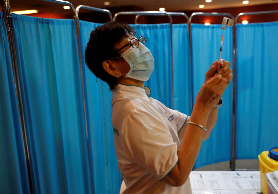 A nurse prepares to vaccinate healthcare workers at Gleneagles hospital during the coronavirus disease (COVID-19) outbreak in Singapore January 19, 2021. REUTERS/Edgar Su