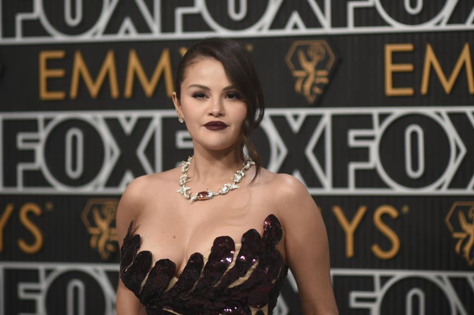 Selena Gomez llega a la 75a edición de los Premios Emmy el lunes 15 de enero de 2024 en el Teatro Peacock de Los Ángeles. (Foto Richard Shotwell/Invision/AP)