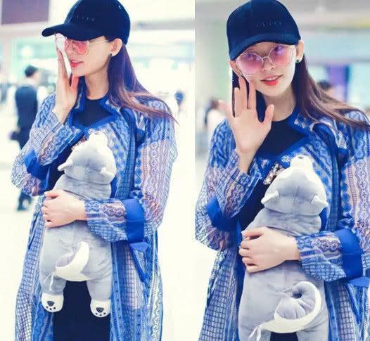林志玲現身北京機場，全程拿布偶遮肚，引發懷孕傳言。（翻攝微博）
