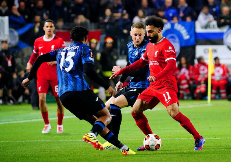 Liverpool's Mohamed Salah (R) and Atalanta's Ederson (L) battle for the ball during the UEFA Europa League, quarter-final second leg soccer match between Atalanta and Liverpool at the Gewiss Stadium. Luca Rossini/PA Wire/dpa