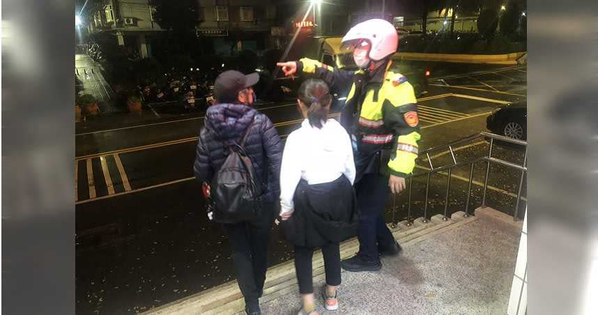 女童因與母親吵架而負氣離開家人，在路上閒晃約5小時被警方發現。（圖／翻攝畫面）