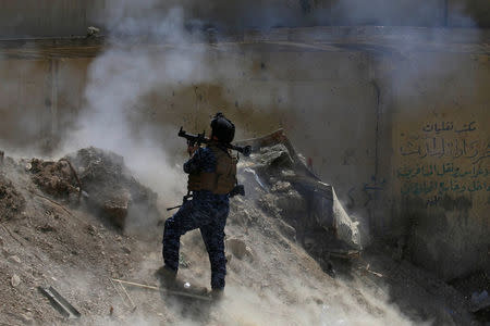 An Iraqi Federal Police member fires an RPG towards Islamic State militants during a battle in western Mosul, Iraq, May 28, 2017. REUTERS/Alaa Al-Marjani