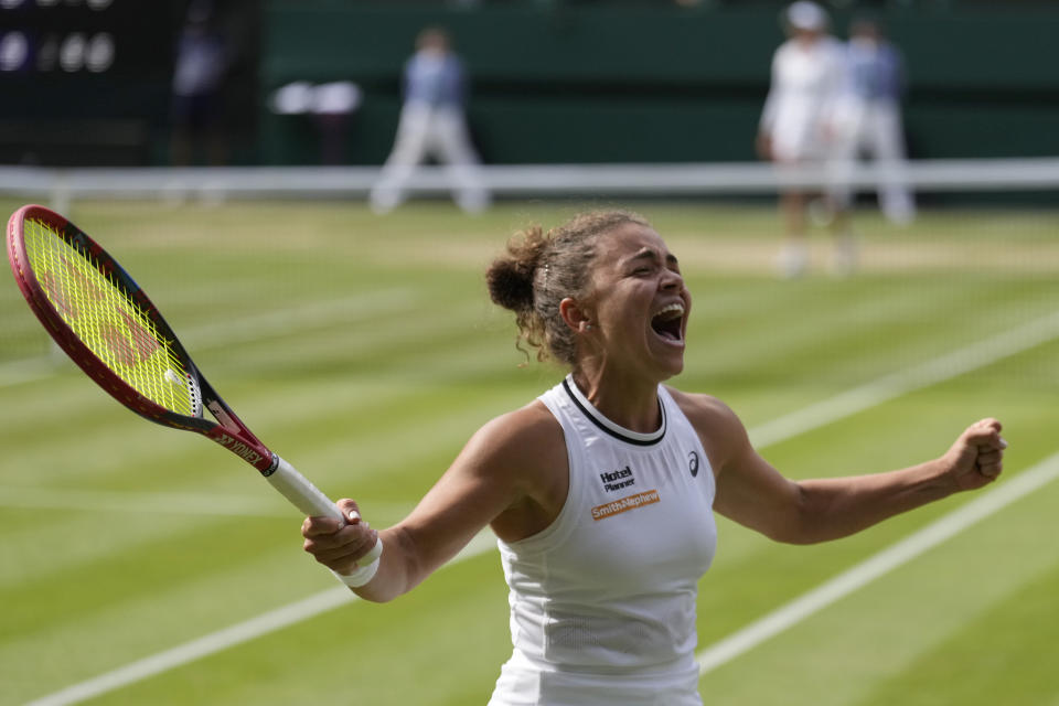 La italiana Jasmine Paolini celebra tras vencer a la croata Dona vekoic en la semifinal de Wimbledon el jueves 11 de julio del 2024. (AP Foto/Mosa'ab Elshamy)