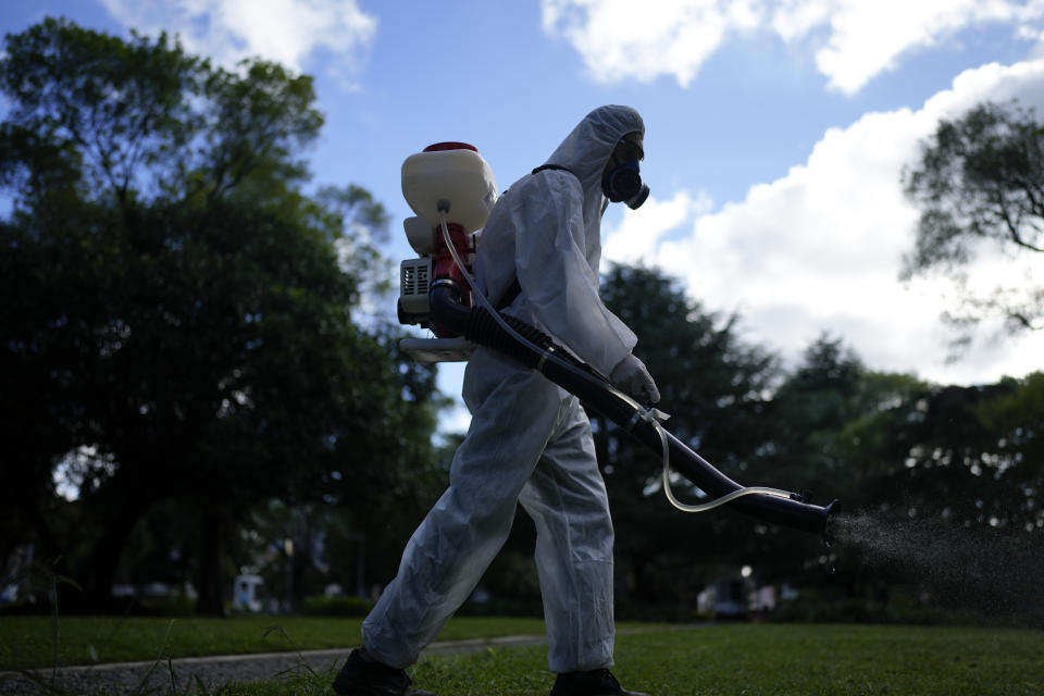 Una brigada fumiga para combatir el dengue en medio de un aumento de casos a nivel nacional en Buenos Aires, Argentina, el martes 26 de marzo de 2024. (AP Foto/Natacha Pisarenko)