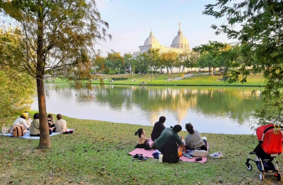 台南都會公園奇美博物館休閒設施完善，是賞景野餐好去處。（記者羅玉如攝）