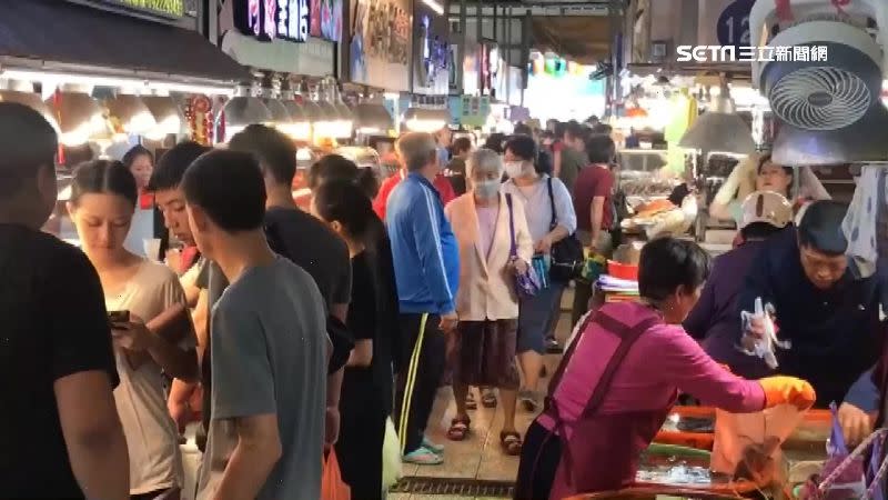 每到假日，華僑市場總會擠滿人潮。