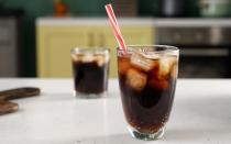 <p>Cola, Limo und Co. eignen sich nicht, um sie auf nüchternen Magen zu trinken. Auch kohlensäurehaltiges Mineralwasser reizt den Magen unnötig und kann zu Bauchschmerzen führen. (Bild: iStock / serezniy)</p> 