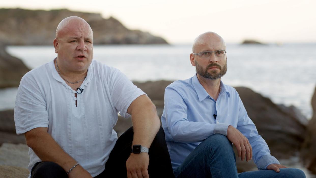 Zehn Jahre nach dem Untergang der Costa Concordia: Matthias Hanke und Marcel Zuhn überlebten das Unglück, obwohl sie zeitweise im mit Wasser vollaufenden Schiffsrumpf eingeschlossen waren. (Bild: Zeitsprung Pictures/Sky Deutschland/Rai - Radiotelevisione Italiana Spa)