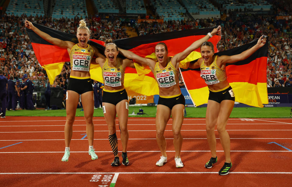 Rebekka Haase, Alexandra Burghardt, Lisa Mayer und Gina Lückenkemper (v.r.n.l.) gewinnen überraschend Gold über 4x100 Meter. (Bild: Reuters)