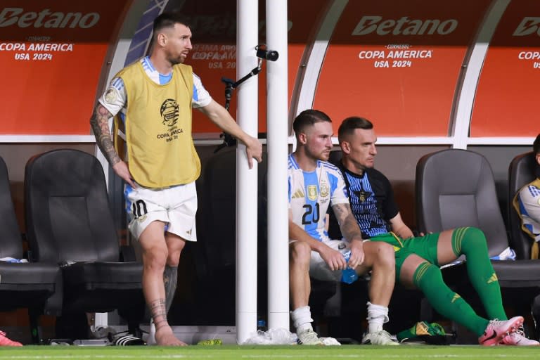 Lionel Messi (izquierda) en el banco de Argentina durante la final de la Copa América. (Carmen Mandato)