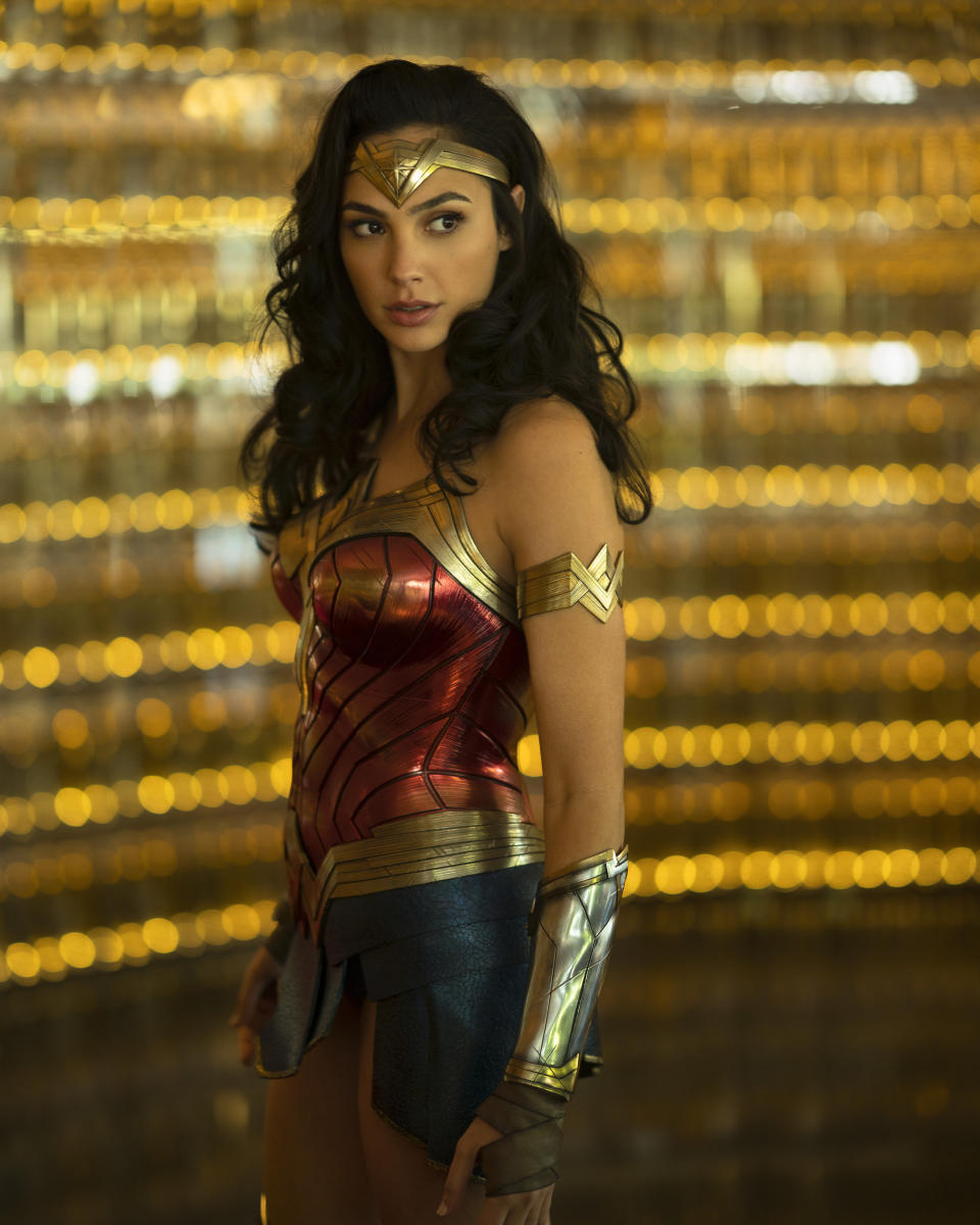 Gal Gadot en el papel de Wonder Woman en una escena de "Wonder Woman 1984" en una imagen proporcionada por Warner Bros. Pictures. Tras un estreno no tan estelar de “Tenet” de Christopher Nolan, Warner Bros. aplazó su próximo gran estreno, "Wonder Woman 1984", para navidad. (Clay Enos/Warner Bros Pictures via AP)